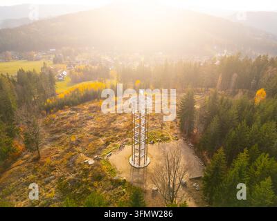 Vue aérienne de la tour d'observation Svetly vrch entourée de forêts d'automne et de collines à Albrechtice v Jizerskych horach, Liberecky kraj, Tchéquie. Banque D'Images