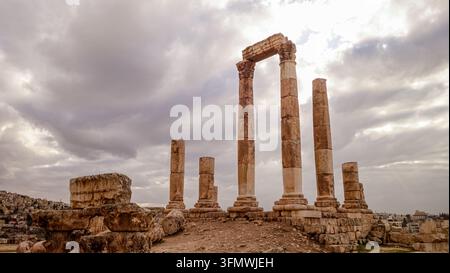 Vue des colonnes romaines antiques du Temple d'Artémis se dressant contre un ciel nuageux sur le site archéologique de Jerash, gouvernorat de Jerash, Jor Banque D'Images