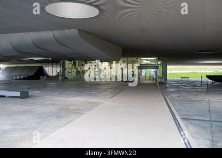 Architecture moderne de l'entrée du Musée de la Grande Guerre à Meaux, France, avec un auvent métallique ample et des puits de lumière circulaires. Banque D'Images