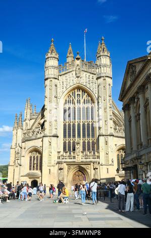Touristes devant la célèbre façade ouest de l'abbaye de Bath dans le cimetière de l'abbaye dans le centre historique de la ville de Bath, Somerset, Angleterre UK. Gothique perpendiculaire Banque D'Images