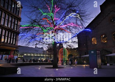 Arbre décoré de tubes néons colorés à King's Cross pour Noël, Londres, Angleterre, Royaume-Uni Banque D'Images