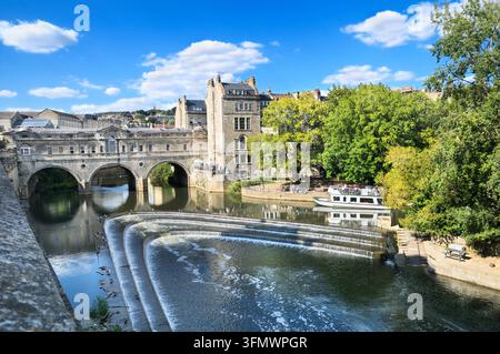 Le célèbre pont Pulteney et l'écluse Pulteney sur la rivière Avon dans la ville historique classée au patrimoine mondial de l'UNESCO de Bath, Somerset, Angleterre UK. Architecture de style palladien Banque D'Images