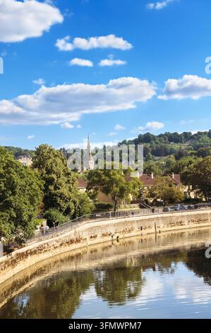 Vue du pont North Parade sur la rivière Avon et le sentier du canal Kennet et Avon en direction du clocher de l'église paroissiale Saint-Matthieu / St Matt's Widcombe Bath Somerset Royaume-Uni Banque D'Images