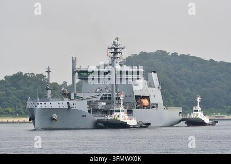 Bateau de soutien de classe Polar de la Marine royale néo-zélandaise HMNZS Aotearoa (A11) entrant dans le port de Yokosuka, Japon Banque D'Images