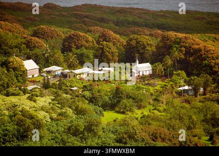 Vue de l'église historique de Maui entourée d'une végétation tropicale luxuriante et d'une forêt dense avec l'océan en arrière-plan dans le comté de Maui, Hawaï, U Banque D'Images