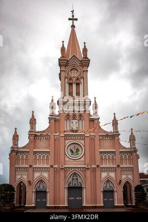 Façade avant symétrique de la cathédrale gothique rose de Da Nang Banque D'Images