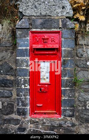 Llanwddyn, Pays de Galles, Royaume-Uni - 7 septembre 2026 ; boîte aux lettres murale victorienne rouge avec le monogramme de la reine Victoria Banque D'Images
