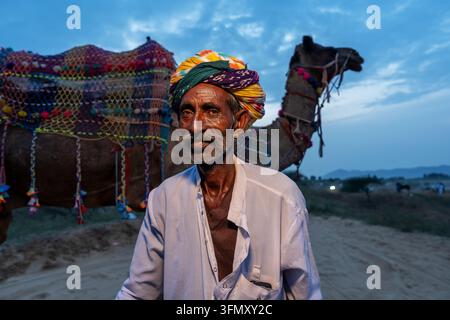Portrait d'un éleveur de chameaux pendant le festival du Pushkar Mela Camel Fair Banque D'Images