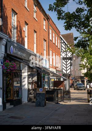 Warwick, Warwickshire, Royaume-Uni : Magasins sur Market Place au centre de Warwick sous le soleil de l'après-midi. Banque D'Images