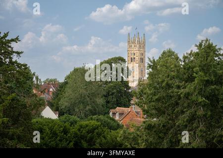 La tour de l'église St Mary, Warwick, Royaume-Uni. Vue depuis les remparts du château de Warwick avec des arbres au premier plan. Banque D'Images