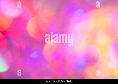 Arrière-plan abstrait bokeh éclatant avec des cercles doux rose, violet, orange et jaune lumineux, créant une texture de lumière colorée onirique pour un desi festif Banque D'Images