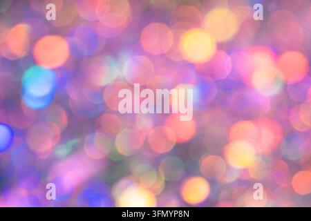 Arrière-plan bokeh abstrait vibrant avec des cercles doux et flous de lumière rose, violette, bleue, orange et jaune, idéal pour les designs festifs, superposition Banque D'Images