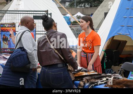 Toronto, Canada. 30 septembre 2026. Toronto marque le Jour national de la vérité et de la réconciliation par le Indigenous Legacy Gathering sur la place Nathan Phillips. Crédits : A Duan/Alamy Live News Banque D'Images