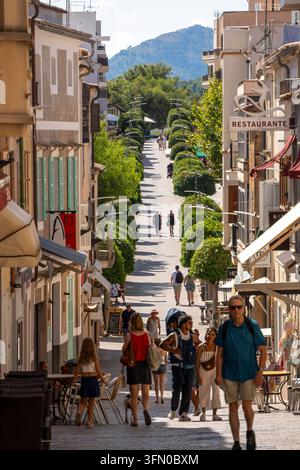 La ville d'Artà au nord-est de Majorque, rue Carrer de Ciutat, qui part de l'église Transfiguracio del Senyor au-dessus de la vieille ville, commerces et restaurants, Baléares, Espagne, Artà *** La ville d'Artà au nord-est de Majorque, sur la Carrer de Ciutat, qui relie l'église de la Transfiguration du Seigneur au-dessus de la vieille ville, avec des boutiques et des restaurants, îles Baléares, Espagne, Artà Banque D'Images