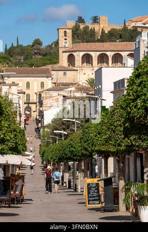 La ville d'Artà dans le nord-est de Majorque, rue Carrer de Ciutat, qui mène à l'église Transfiguracio del Senyor au-dessus de la vieille ville, boutiques et restaurants, Baléares, Espagne, Artà *** La ville d'Artà dans le nord-est de Majorque, sur la Carrer de Ciutat, qui mène à l'église de la Transfiguration du Seigneur au-dessus de la vieille ville, boutiques et restaurants, Îles Baléares, Espagne, Artà Banque D'Images