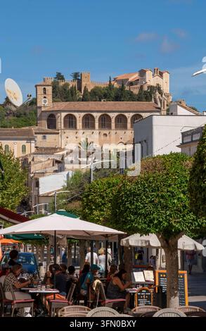 La ville d'Artà dans le nord-est de Majorque, rue Carrer de Ciutat, qui mène à l'église Transfiguracio del Senyor au-dessus de la vieille ville, boutiques et restaurants, Baléares, Espagne, Artà *** La ville d'Artà dans le nord-est de Majorque, sur la Carrer de Ciutat, qui mène à l'église de la Transfiguration du Seigneur au-dessus de la vieille ville, boutiques et restaurants, Îles Baléares, Espagne, Artà Banque D'Images