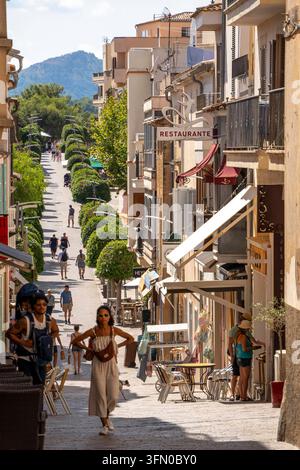 La ville d'Artà au nord-est de Majorque, rue Carrer de Ciutat, qui part de l'église Transfiguracio del Senyor au-dessus de la vieille ville, commerces et restaurants, Baléares, Espagne, Artà *** La ville d'Artà au nord-est de Majorque, sur la Carrer de Ciutat, qui relie l'église de la Transfiguration du Seigneur au-dessus de la vieille ville, avec des boutiques et des restaurants, îles Baléares, Espagne, Artà Banque D'Images