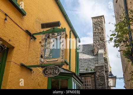 Ruelle pavée étroite de Quay Hill mettant en vedette le restaurant Plantagenet House et descendant vers la mer dans le historique Tenby, Pembrokeshire, au Pays de Galles. Banque D'Images