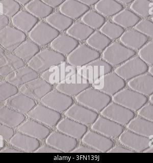 Vue macro rapprochée de cuir blanc synthétique avec un motif serpent gaufré présentant des tuiles arrondies en relief, un éclairage directionnel doux et reali Banque D'Images