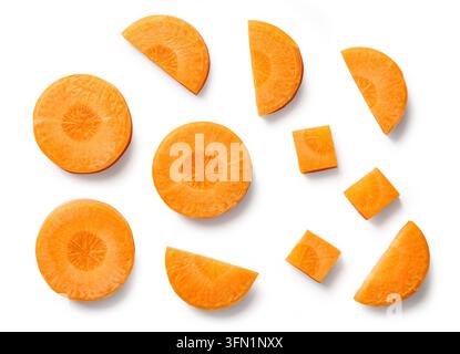 Tranches de carottes diverses isolées sur fond blanc, vue de dessus Banque D'Images