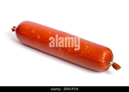 Salami fumée avec du fromage sur fond blanc. Gros plan d'une saucisse entière. Banque D'Images