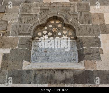 Vue détaillée de la maçonnerie en pierre, des sculptures géométriques complexes et de la calligraphie arabe sur le mur extérieur de la mosquée Alaeddin à Konya, Turquie Banque D'Images