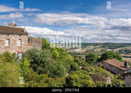 Vue panoramique d'un paysage rural en été autour du village médiéval de Penne d'Agenais, Lot-et-Garonne, France Banque D'Images
