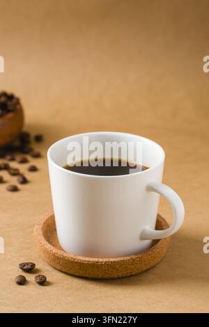 Composition verticale minimale de café noir avec un espace de copie généreux Banque D'Images