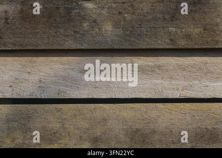 Mur en planches de bois érodé d'un bâtiment avec des planches horizontales, des marques de scie et un écart entre les planches, cadre complet Banque D'Images