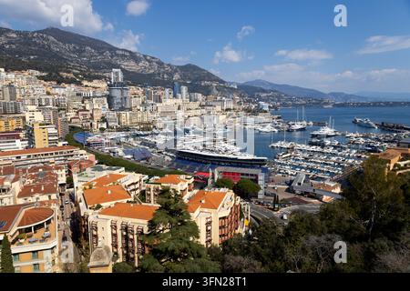 Vue panoramique du port de Monaco (port Hercule) et du quartier de Monte-Carlo dans la principauté de Monaco. Banque D'Images
