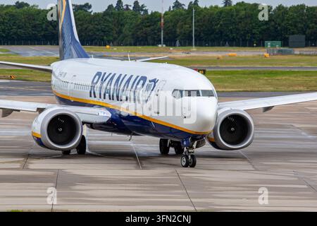 Aéroport de Londres Stansted, Royaume-Uni - 31 juillet 2023 : avion de ligne Ryanair Boeing 737 MAX 8-200, immatriculation EI-HGF, roulant sur le tarmac à Banque D'Images