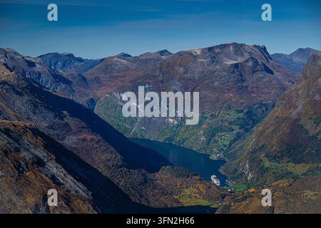 Couleurs automnales dans les montagnes norvégiennes, ici sur le Dalsnibba (1500 mètres au-dessus du niveau de la mer) surplombant Geiranger. Banque D'Images