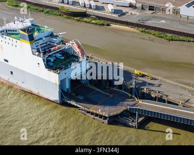 Ferry commercial attendant au terminal industriel de Hull alors que les véhicules restent garés sur le pont pendant que la rampe relie le navire à la terre pour le déchargement Banque D'Images