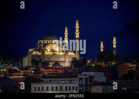 Istanbul, Turquie, 4 août 2025. La mosquée Suleymaniye se dresse de manière proéminente, ses dômes et minarets brillamment éclairés contre le ciel nocturne sombre d'Istanbul, t Banque D'Images