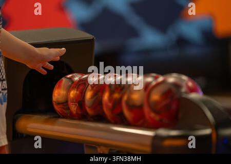 Boules de bowling à Ozone Bowling à Habaneras Torrevieja, Espagne Banque D'Images