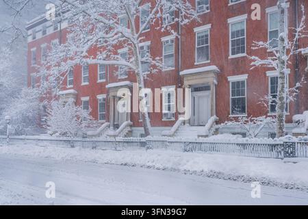 Maisons historiques en brique couvertes de neige dans le quartier de Greenwich Village, New York City. Paysage urbain hivernal près du Washington Square Park. États-Unis Banque D'Images