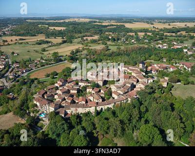 VUE AÉRIENNE. Village médiéval de Pérouges (classé parmi les plus beaux villages de France). Ain, France. Banque D'Images