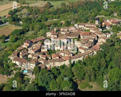 VUE AÉRIENNE. Village médiéval de Pérouges (classé parmi les plus beaux villages de France). Ain, France. Banque D'Images