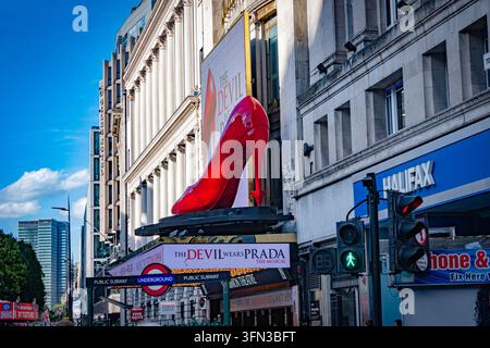 Londres UK - sculpture géante d’un talon haut rouge et affiche pour The Devil Wears Prada The Musical au-dessus de l’entrée du Dominion Theatre sur Tottenham Court Road. Banque D'Images