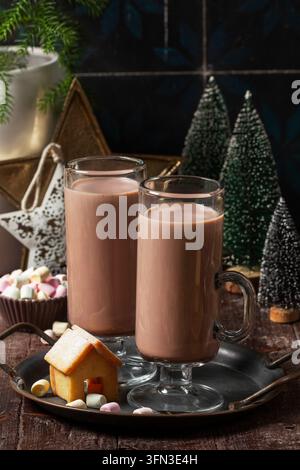 Chocolat chaud avec guimauves et maison en pain d'épices Banque D'Images