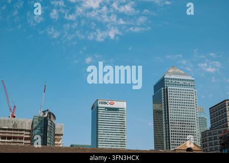Londres, Angleterre, 13 août 2026. Vue en faible angle dirigée vers le haut des quartiers généraux de la HSBC et des tours One Canada Square dans le quartier des affaires de Canary Wharf un Banque D'Images