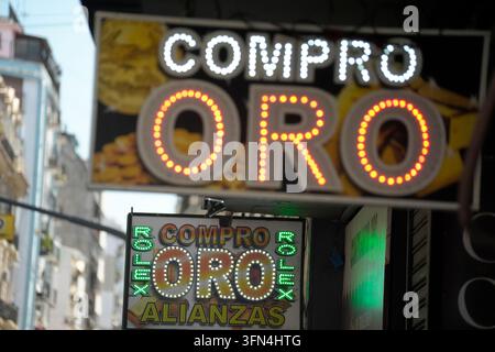 Panneaux lumineux LED en espagnol indiquant Compro Oro, signifiant Je viens acheter de l'or, sur la façade d'une boutique à Buenos Aires. Banque D'Images