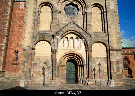 Le grand portail roman de la cathédrale de Ribe au Danemark, présentant des arcs en pierre superposés, des colonnes ornées et des portes en bronze. Banque D'Images
