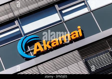 29 septembre 2026, Bavière, Garching bei Munich : Le logo et les inscriptions d'Akamai Technologies sont visibles sur le bâtiment abritant le siège allemand de l'entreprise à Garching près de Munich. L'entreprise est un fournisseur de services Internet coté en bourse dont le siège social est aux États-Unis. Photo : Matthias Balk/dpa Banque D'Images