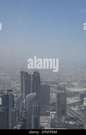 Une prise de vue grand angle capture un paysage urbain dense enveloppé d'un épais brouillard, avec de nombreux gratte-ciel qui s'éloignent au loin. L'éclairage atténué et le Banque D'Images