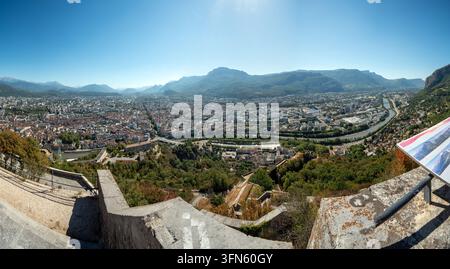 Vue panoramique à couper le souffle sur la ville de Grenoble, la rivière sinueuse de l'Isère et les majestueuses montagnes des Alpes françaises environnantes depuis le Bas historique Banque D'Images