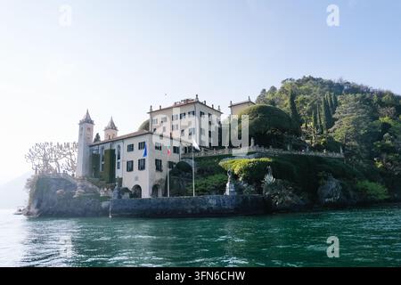 Lac de Côme, Italie - avril, 05, 2026 : le manoir historique Villa del Balbianello entouré d'arbres luxuriants et de montagnes Banque D'Images