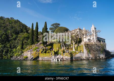 Lac de Côme, Italie – 5 avril 2026 : Villa Balbianello historique entourée de jardins luxuriants et d'arbres taillés Banque D'Images