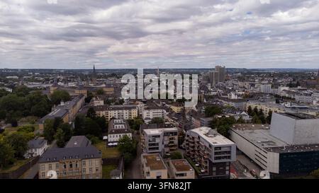 Vue aérienne de Bonn en Rhénanie-du-Nord-Westphalie, en Allemagne, montrant le paysage urbain le long du Rhin. La perspective élevée révèle les zones résidentielles Banque D'Images