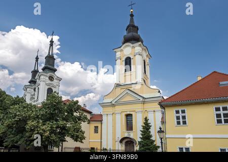Église catholique romaine de la Sainte-Trinité (R) & Cathédrale de Saint-Nicolas, Sremski Karlovci, Serbie Banque D'Images